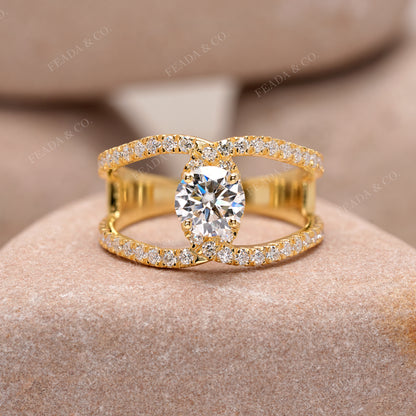 Round Cut Colorless Engagement Ring