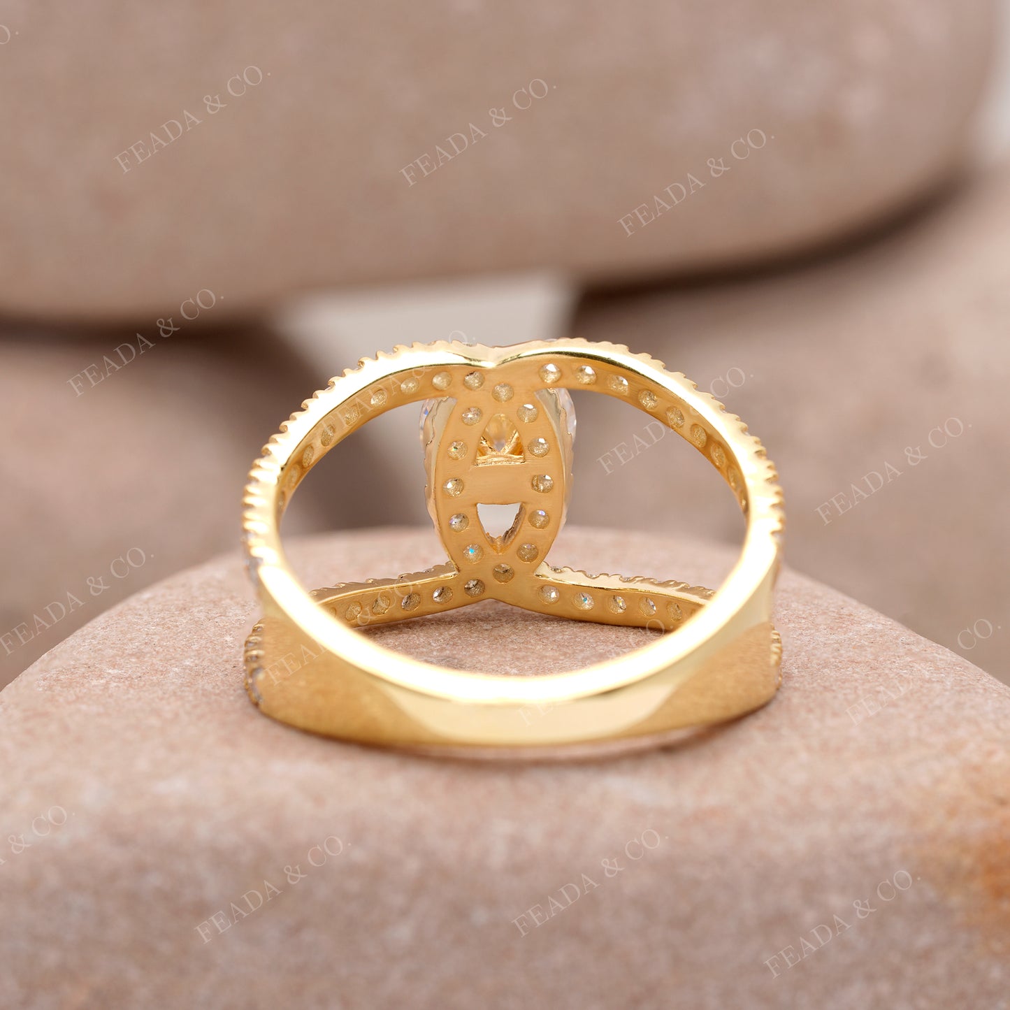 Round Cut Colorless Engagement Ring