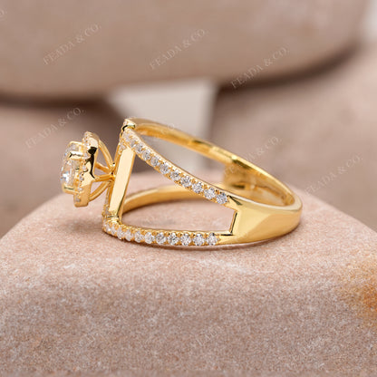 Round Cut Colorless Engagement Ring