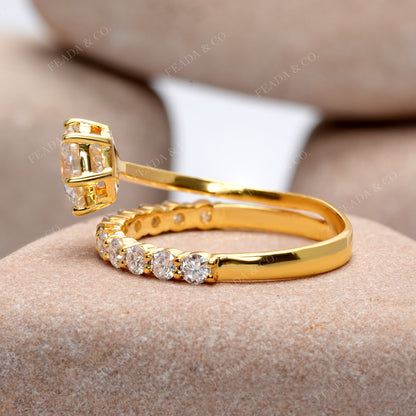 Round Cut Colorless Engagement Ring