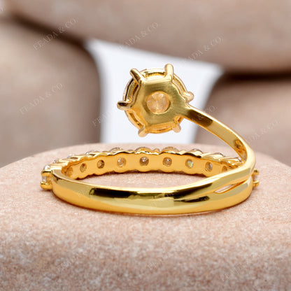 Round Cut Colorless Engagement Ring