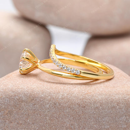 Round Cut Colorles Engagement Ring