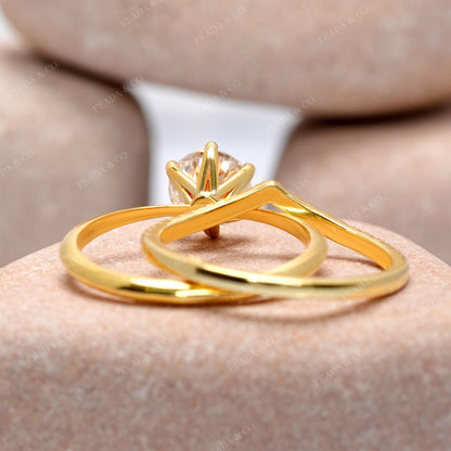 Round Cut Colorles Engagement Ring