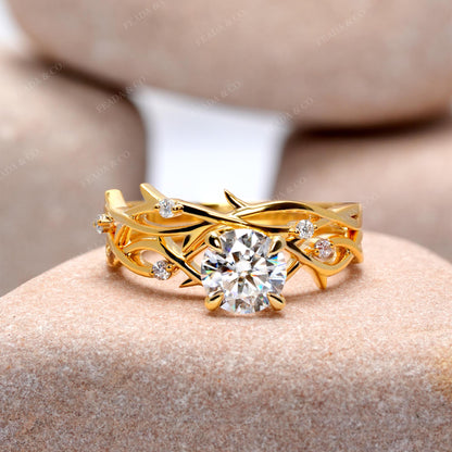 Round Cut Colorless Engagement Ring